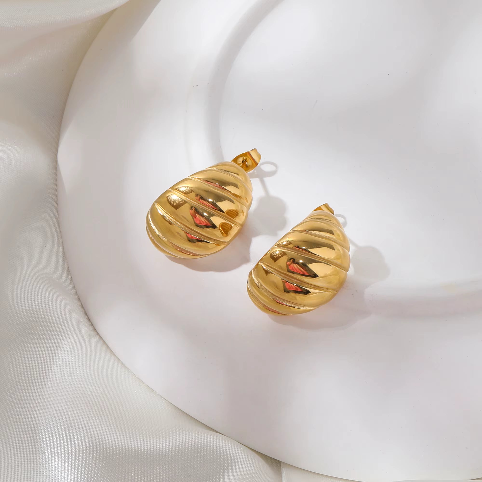 Elowen Curve Earrings gold detail by Lumé Lumé