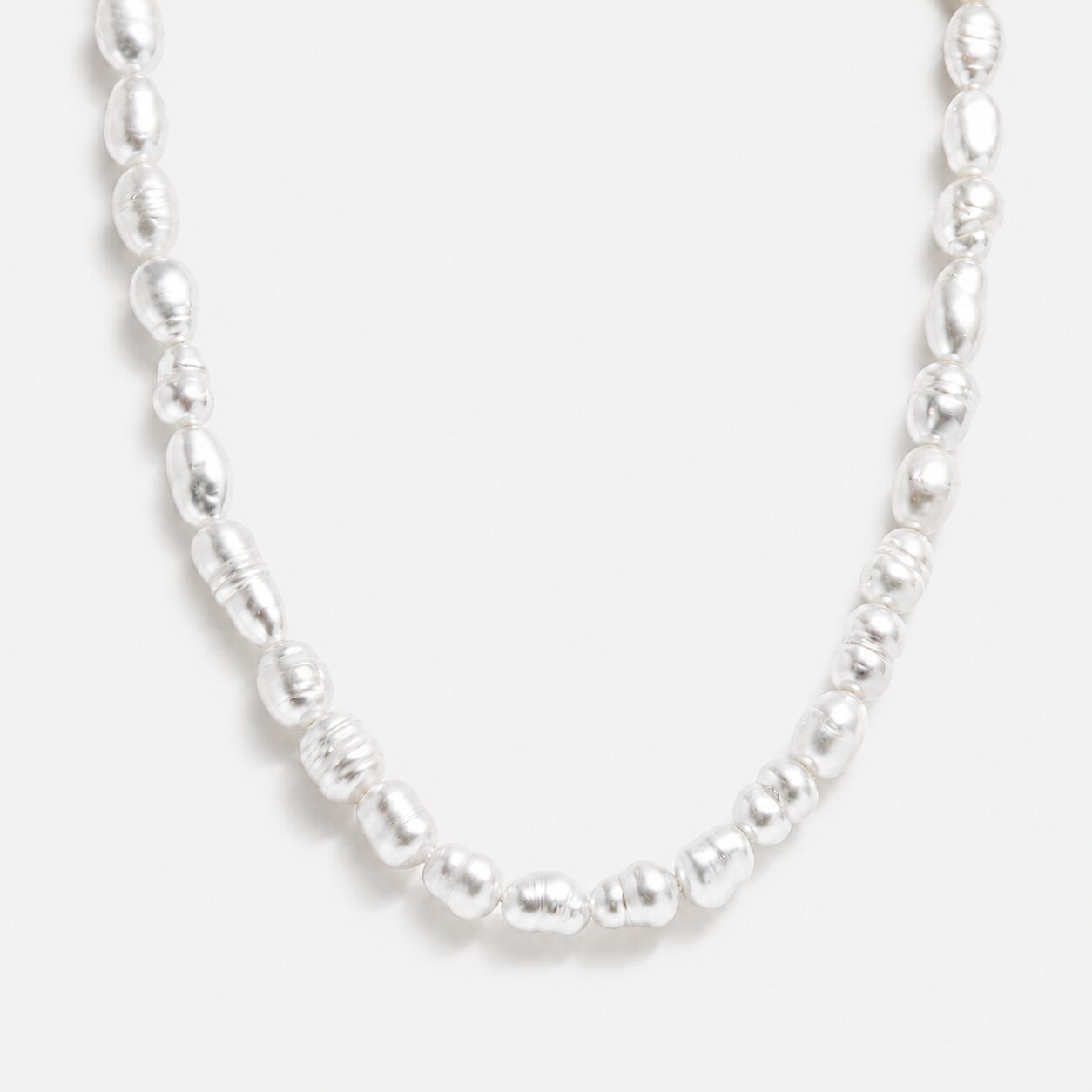 Lumière Pearl Necklace with freshwater pearls and gold details by Lumé Lumé