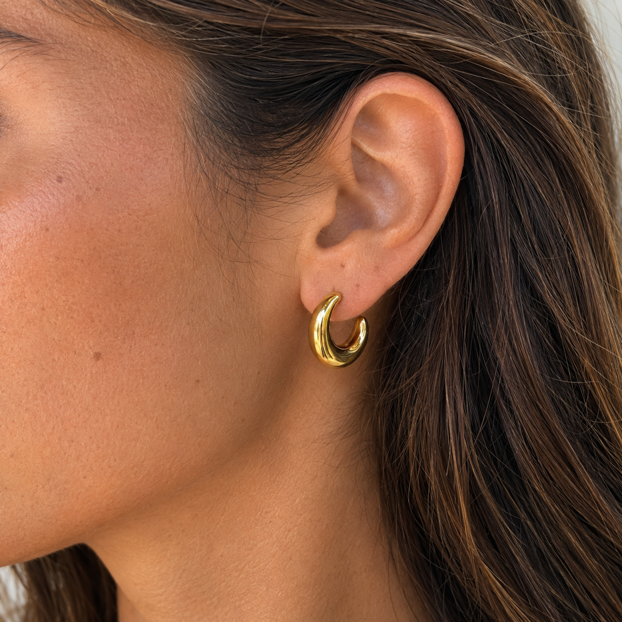 Sculpted Curve Hoops worn in a Lumé Lumé lifestyle image