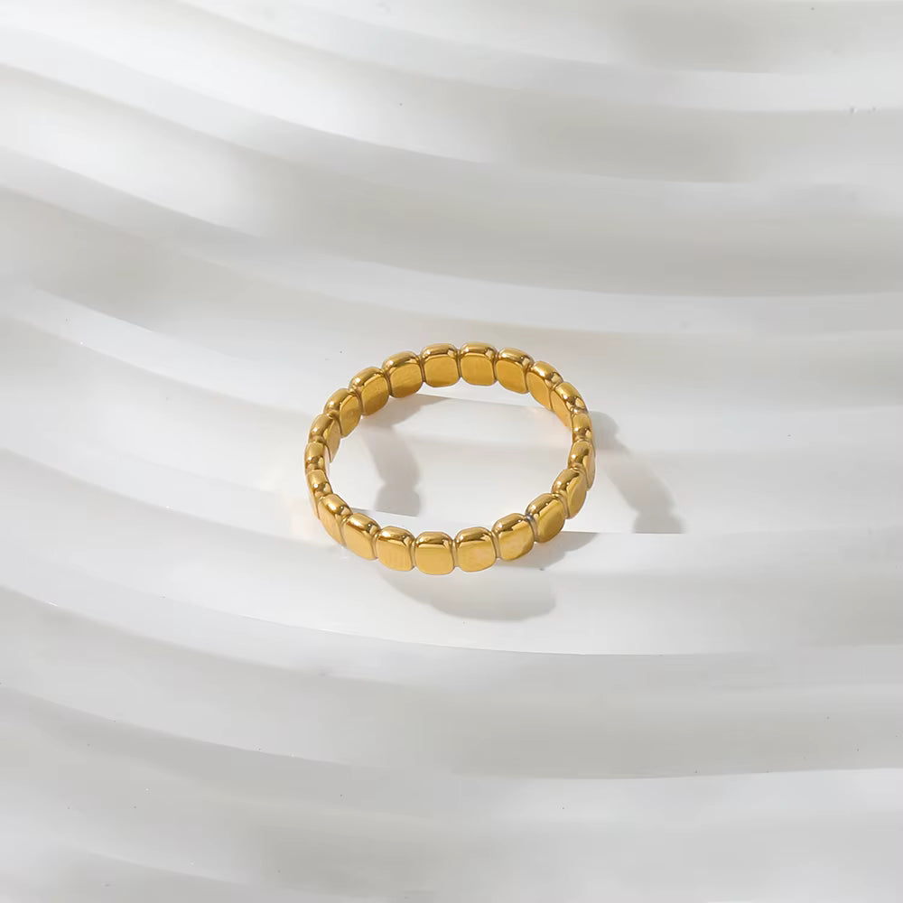 Soletta Ring gold band detail by Lumé Lumé