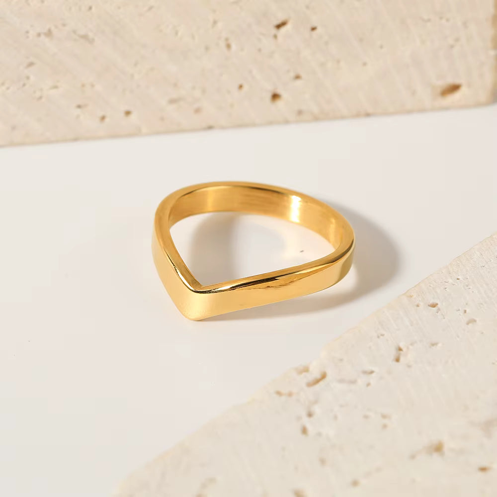 Sorella Ring gold band detail by Lumé Lumé