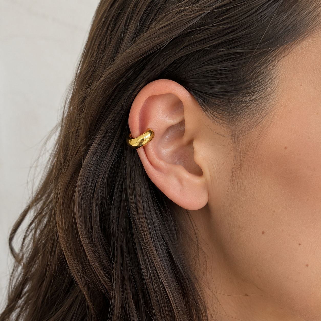 Sorelle Ear Cuff worn in a Lumé Lumé lifestyle image